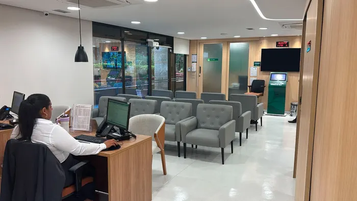 Interior da Unidade do Plano de Saúde MedSênior — ambiente preparado para a terceira idade